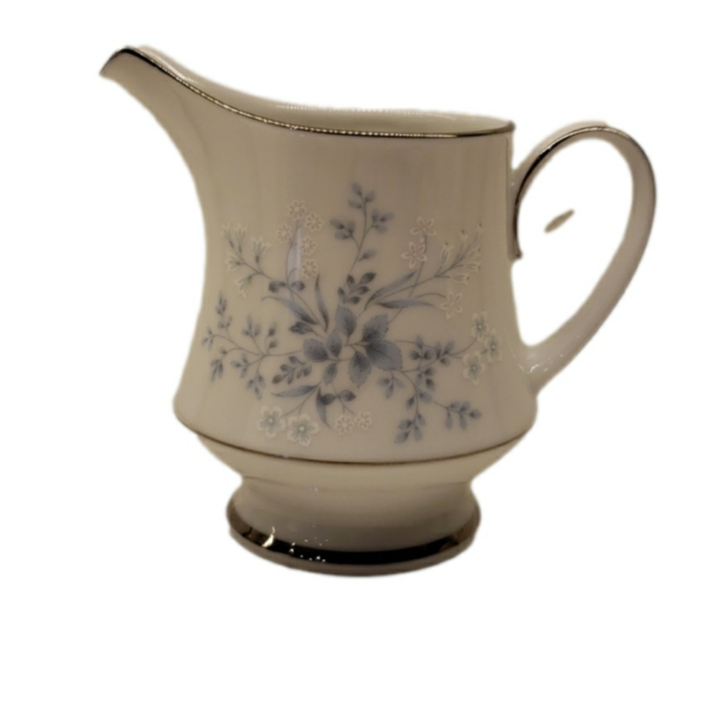 𝅺noritake Carolyn 2693 Creamer Fine China Contemporary White Blue floral sil